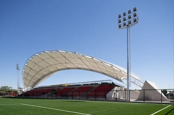 Se construyó en silencio: moderno estadio deslumbra en esta comuna de Santiago