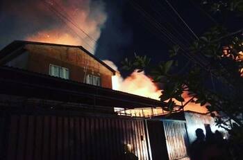 VIDEO I Voraz incendio con explosión dejó bomberos lesionados en Arica