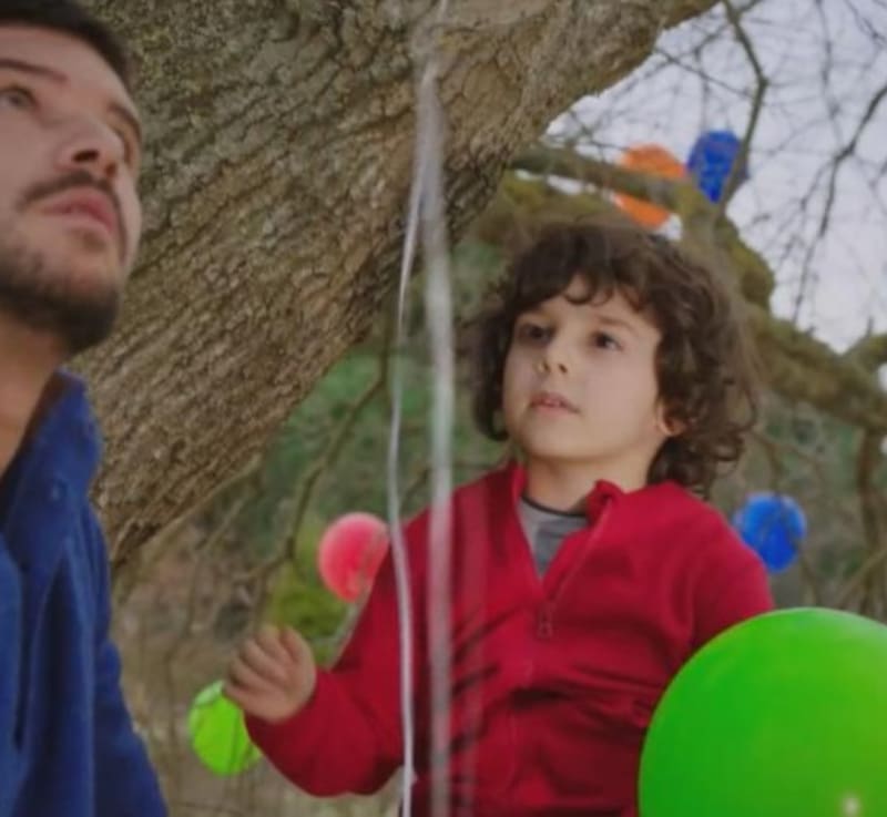 Poyraz Bayramoğlu es “Mert”. Créditos: Canal 13