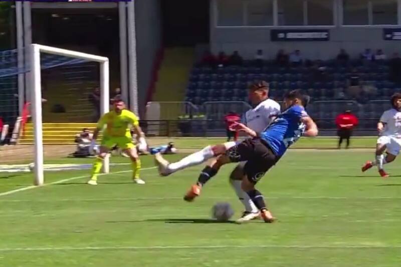 reclamó penal de Colo Colo tras un cruce de Saldivia a Martínez.