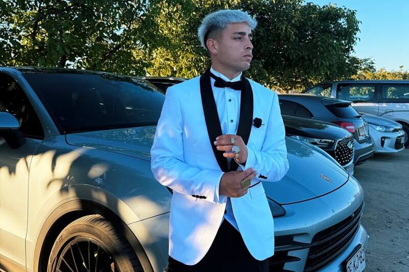 El look del cantante para el matrimonio.