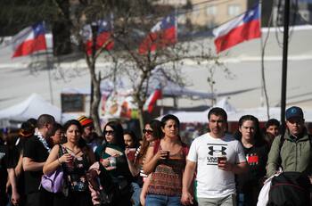 ¿Qué tan orgullosos están los chilenos de su país?: Estudio revela nuevos resultados sobre la identidad nacional