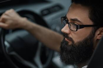 Esto es lo que debes saber si quieres obtener la licencia de conducir y usas lentes