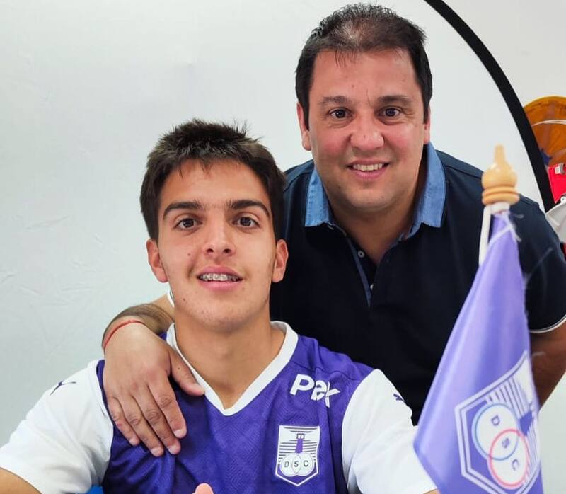 Xavier Biscayzacú debutó en el plantel profesional de Defensor Sporting de este año, y su padre, Gustavo, lo acompañó en la firma de su primer contrato profesional. (Foto: @XaviBiscayzacu)