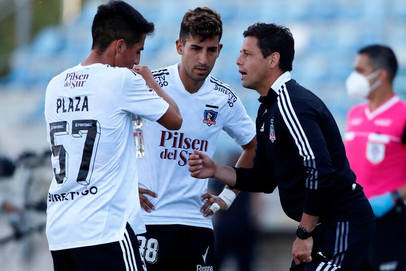 . El DT dando instrucciones en un partido de Colo Colo. Foto: Agencia Aton.