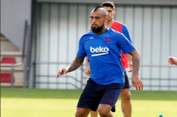 Arturo Vidal le metió feroz caño a Umtiti en entrenamiento de Barcelona