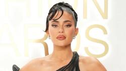 El particular look de Kylie Jenner que se llenó de críticas en el desfile Schiaparelli