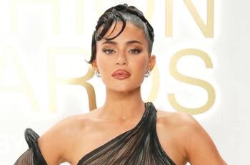 El particular look de Kylie Jenner que se llenó de críticas en el desfile Schiaparelli