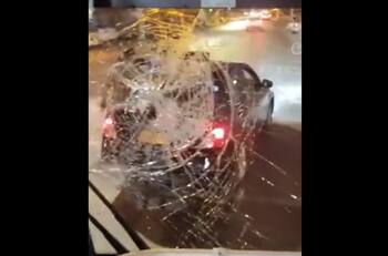 VIDEO | Descontrolado colectivero atacó a piedrazos una micro con pasajeros en Maipú tras protagonizar choque