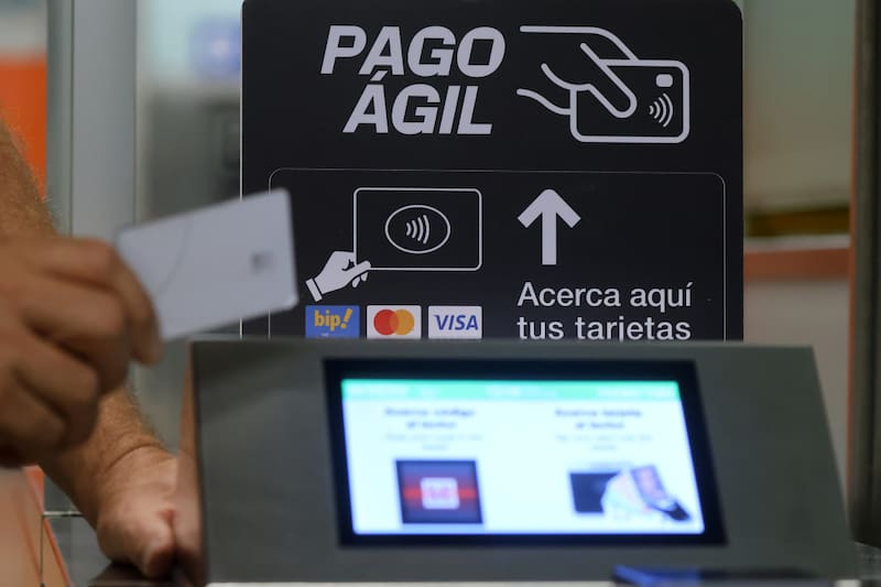 El sistema busca agilizar y facilitar el ingreso a los andenes especialmente en las horas de mayor afluencia de público. Créditos: Jonnathan Oyarzun/Aton Chile.