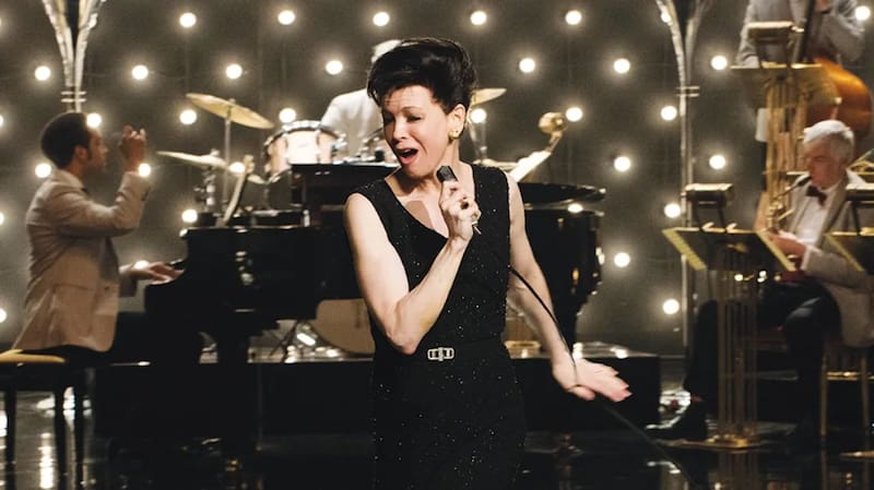 retrata el retorno de una legendaria artista a los escenarios.