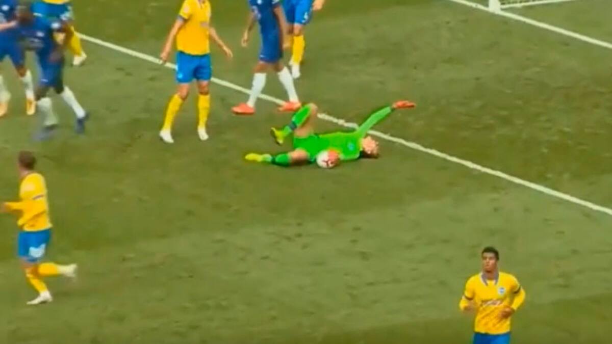 La escalofriante caída de arquero del Brighton en amistoso contra Chelsea