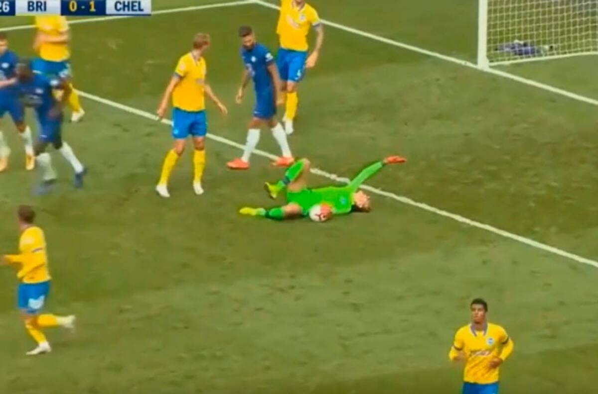 La escalofriante caída de arquero del Brighton en amistoso contra Chelsea