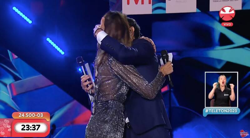 El primer beso de María Luisa Godoy y Rodrigo Sepúlveda en la Quinta Vergara. Foto: Teletón.