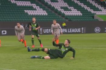El peor lanzamiento penal del año fue ejecutado en la Europa League