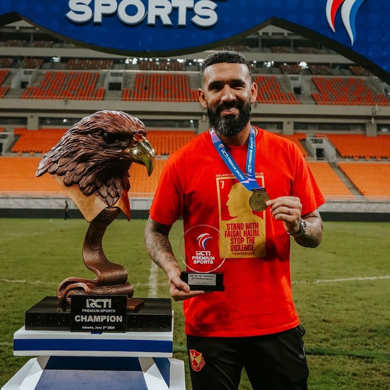 Ronnie Fernández recibió el MVP en torneo de Malasia. Foto: Selangor FC.