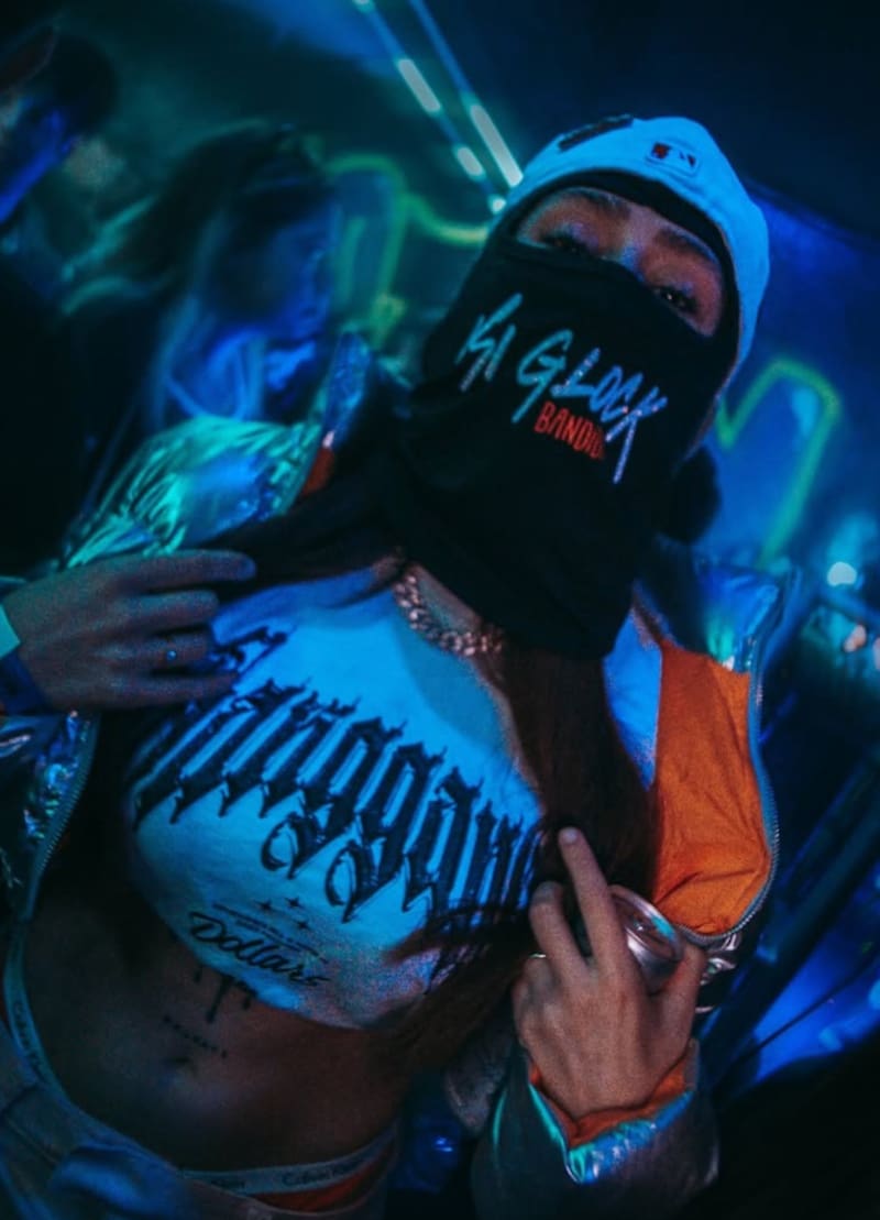 Es DJ y excarabinera.