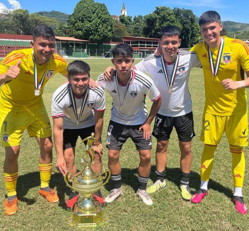 Bastián Silva junto a sus compañeros luego de ganar la Copa Xerém.
