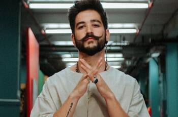 "En qué mundo vive”: Camilo deja sorprendido al público al no saber quien es Selena Quintanilla