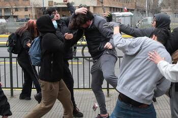 VIDEO | Simón Boric, hermano del Presidente Gabriel Boric fue agredido a las afuera de la Universidad de Chile