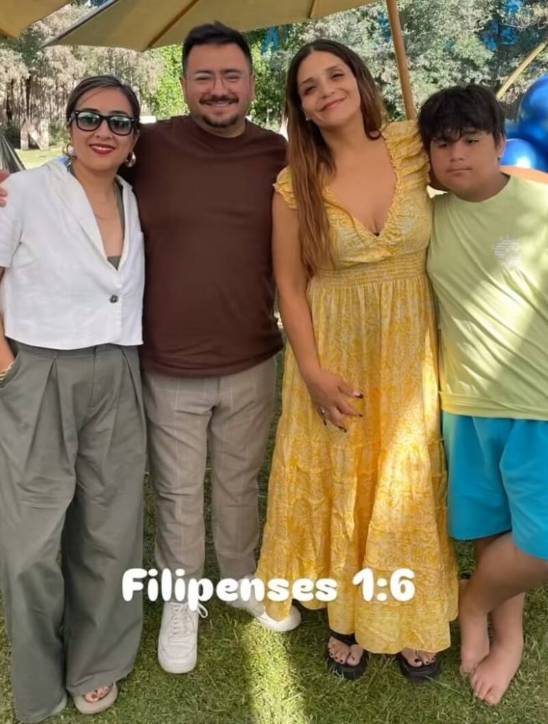 Katherine Orellana junto a su hijo, el pastor y su esposa. Créditos: Instagram