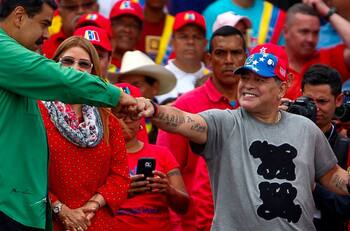 Increíble: Aseguran que Nicolás Maduro le debe millones de dólares a la familia de Maradona