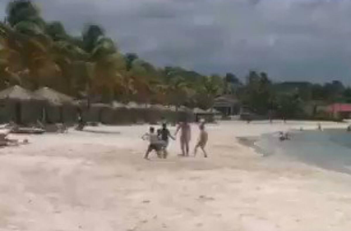 Messi sorprendió en sus vacaciones con un fútbol playa junto a su hijo