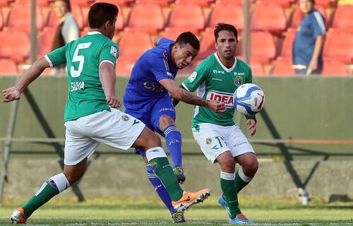 Roberto Cereceda jugando con la camiseta de la U. Foto: Aton.