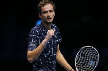 Daniil Medvedev derrotó a Alexander Zverev en su debut en el ATP Finals