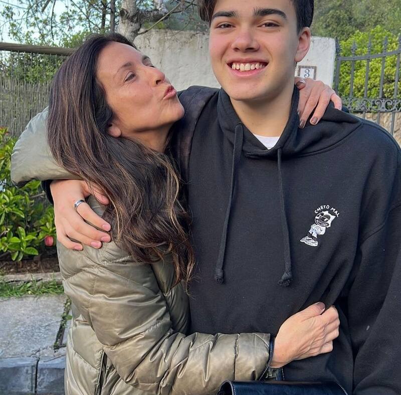 Karla Constant junto a su hijo, Pedro. Foto: Instagram.