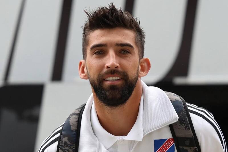 El defensor tuvo un aplaudible gesto con los niños de Esperanza Alba.