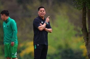 Arturo Sanhueza debuta en la banca de Deportes Temuco y niega singular cláusula en su contrato