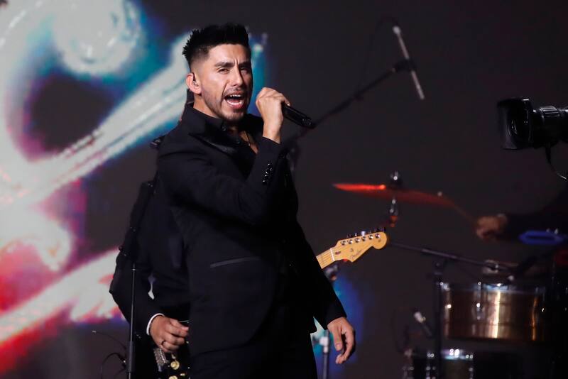 Kanela lidera la banda de cumbia