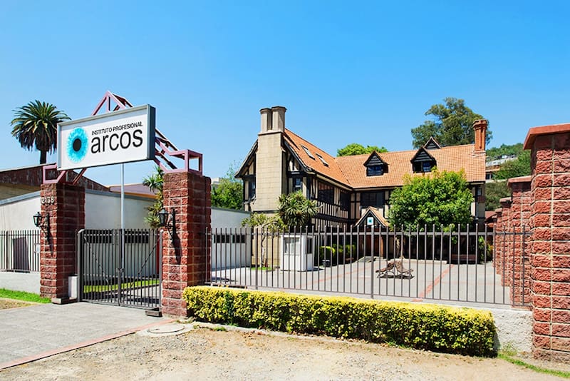 El Instituto Profesional Arcos tiene sedes en las regiones Metropolitana y de Valparaíso.
