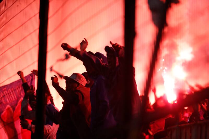 Sujetos provocan incidentes con bengalas. Foto: Jonnathan Oyarzun/Photosport