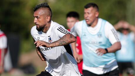 VIDEO | Arturo Vidal calienta motores para el debut: Así prepara Colo Colo el duelo ante Everton