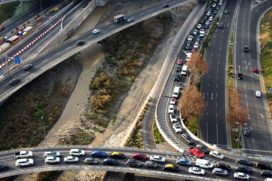 Ahora los desvíos van afectar a las comunas de Vitacura y Las Condes.
Créditos: Aton.