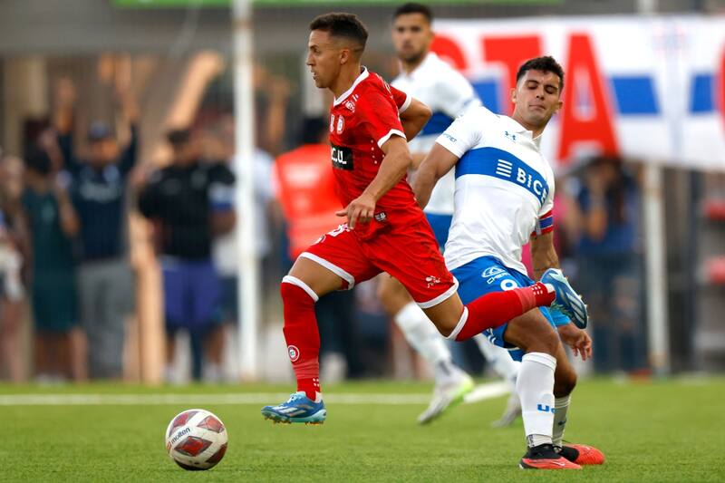 Diego Buonanotte defendiendo a Unión La Calera contra Universidad Católica la pasada temporada. Foto: Agencia Aton.