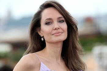 Hija de Angelina Jolie se lució con el mismo vestido que su madre mostró en los Oscar 2014 en la premiere de "Eternals"