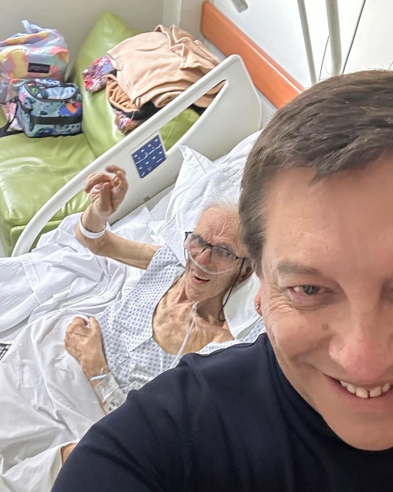 Julio César Rodríguez junto a su padre en la clínica