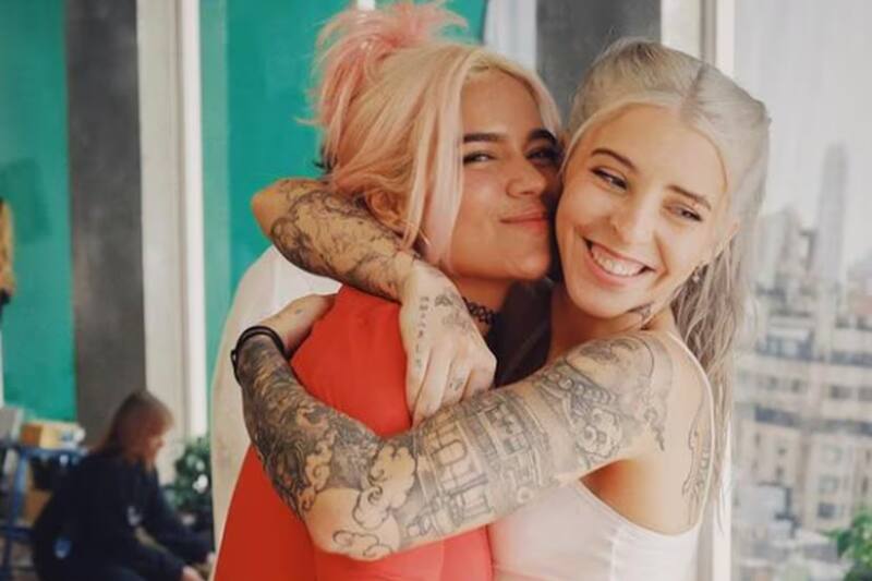 se muestran como pareja en el video "Contigo".