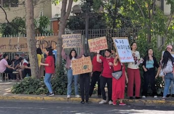 Exclusivo colegio de la RM está en huelga: docentes y funcionarios exigen mejoras en condiciones laborales