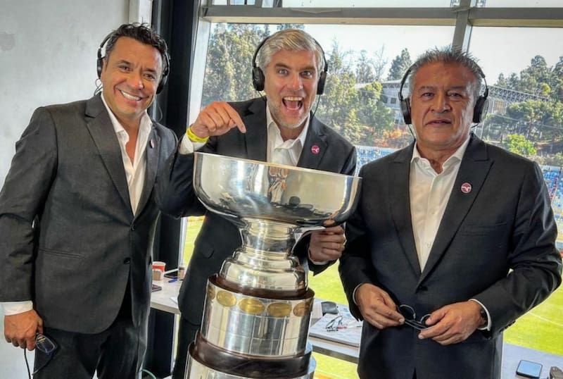 Manuel de Tezanos junto a Claudio Palma y Claudio Borghi transmitiendo para TNT Sports.