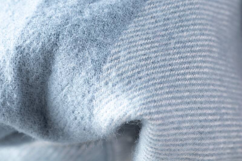 Debido al uso o si tenemos mascotas, sus pelos y pelusas pueden quedarse pegados en nuestras prendas. Créditos: Freepik.