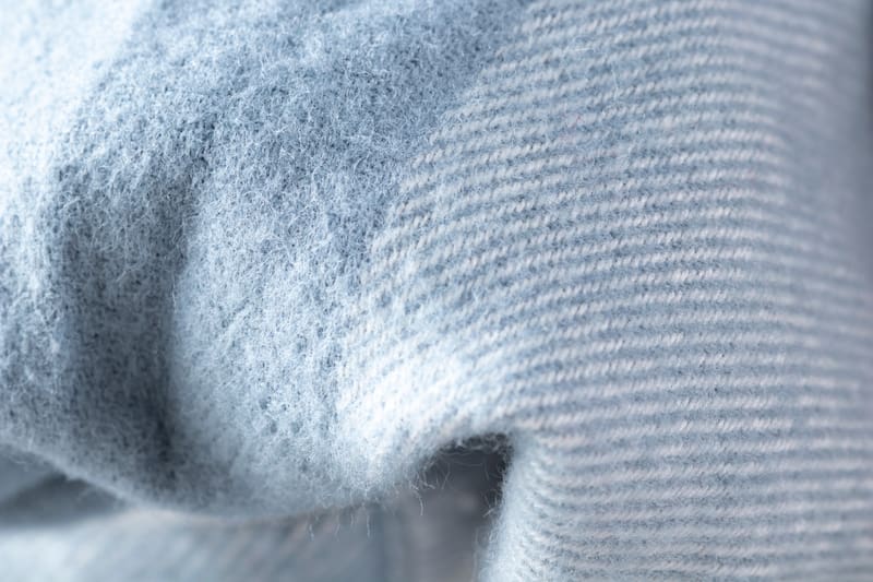 Con un solo producto de tu hogar puedes quitar las pelusas de tu ropa. Créditos: Freepik.