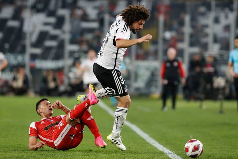 golpeando al jugador de Colo Colo, Maximiliano Falcón.