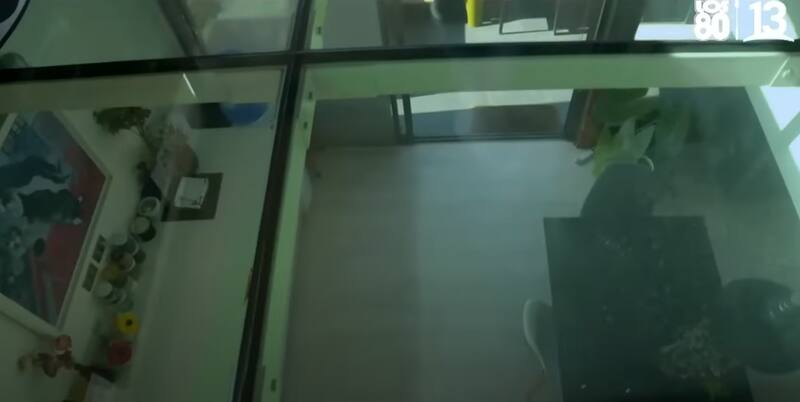 Así se ve el piso de vidrio desde el segundo piso de Tomás González.