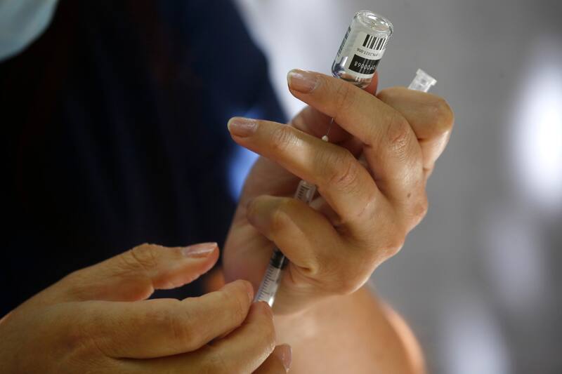 Los principales grupos de riesgo pueden acceder gratis a la vacuna contra el virus en la salud pública.