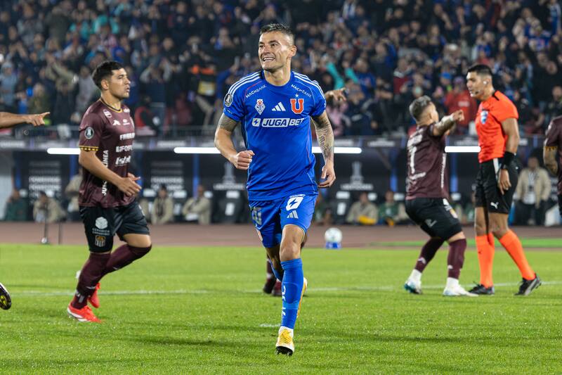 Charles Aránguiz celebra su gol en el duelo de Universidad de Chile vs Carabobo por Copa Libertadores 2025.