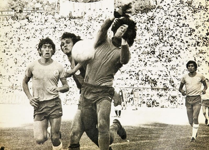 El portero de Aviación, Wilfredo Leyton, manotea un centro antes de que llegue Carlos Sintas, ante un público local expectante y nervioso.